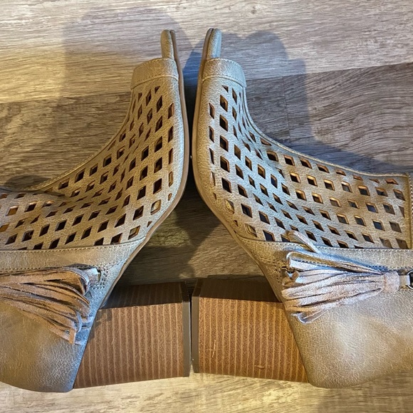 Jellypop Women’s Madison Tan Block Heel Peep Toe Sandals w/Tassel Zip sz 8.5 (L) - Picture 6 of 9